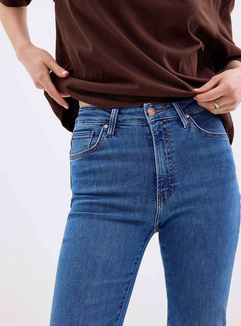 Kendra medium-indigo jean Fit: Straight leg, mid rise product image 2