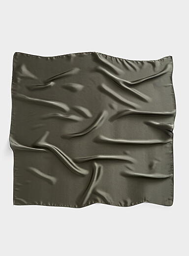 Le foulard &agrave; nouer fluide uni