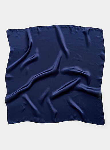 Le foulard &agrave; nouer fluide uni