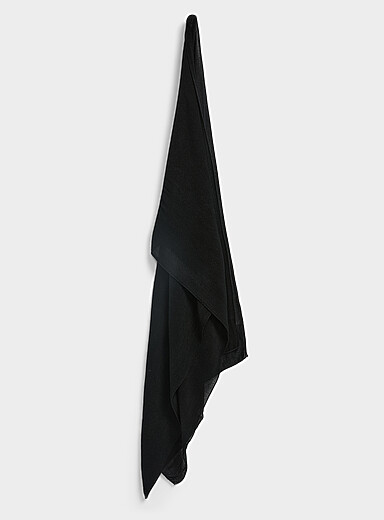 L'&eacute;charpe unie bordure roulott&eacute;e