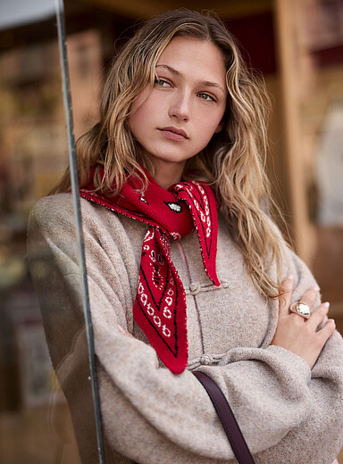 Paisley jacquard triangular scarf