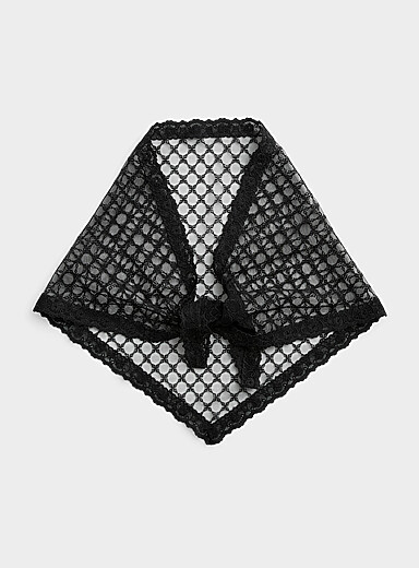 Le foulard triangulaire noir dentelle festonn&eacute;e