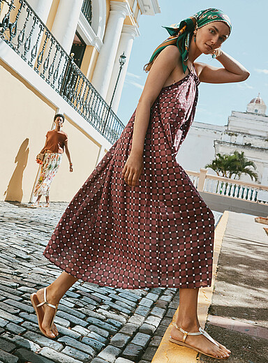 La robe &eacute;vas&eacute;e dos ouvert mosa&iuml;que prune