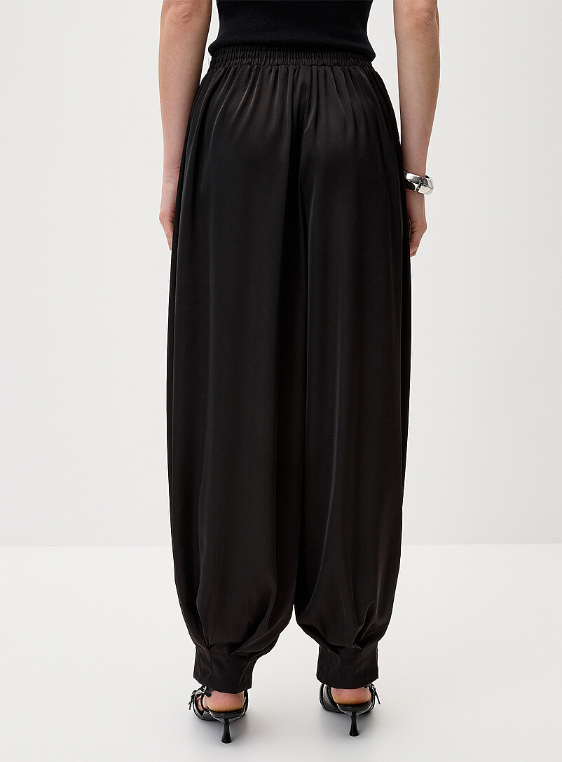 Twik: Le jogger ballon satin&eacute; Noir pour femme