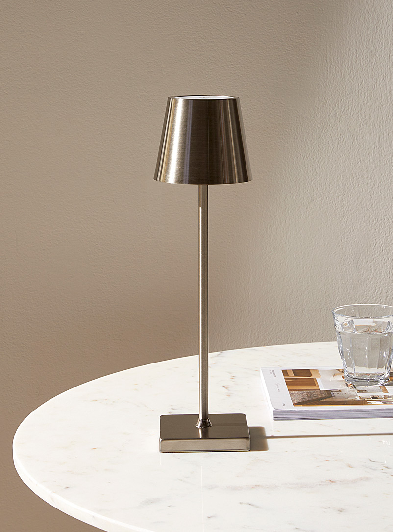 Simons Maison: La lampe de table intérieure et extérieure sans fil Argent