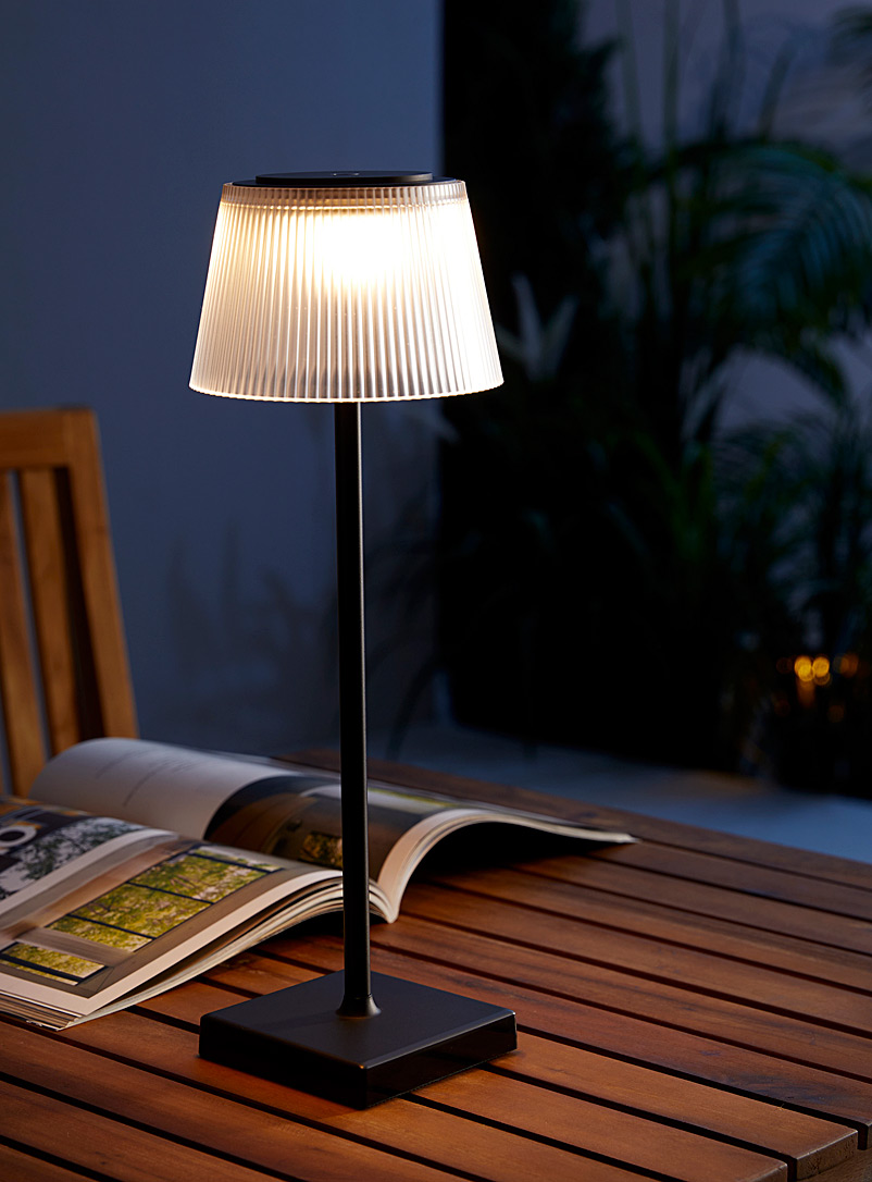 Simons Maison: La lampe de table intérieure et extérieure fines rayures Assorti