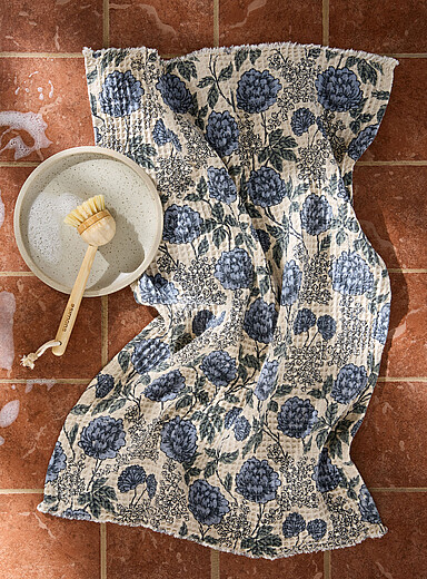 Le linge &agrave; vaisselle gaufr&eacute; fleurs bleues