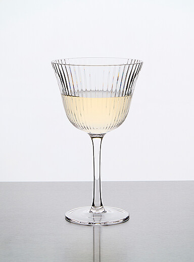 Le verre sur pied rainures