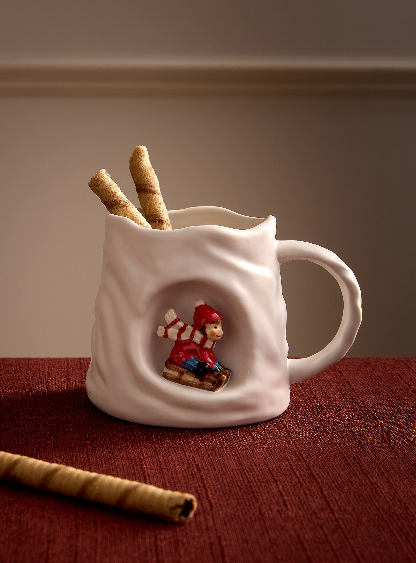 La tasse petit lugeur dans la neige