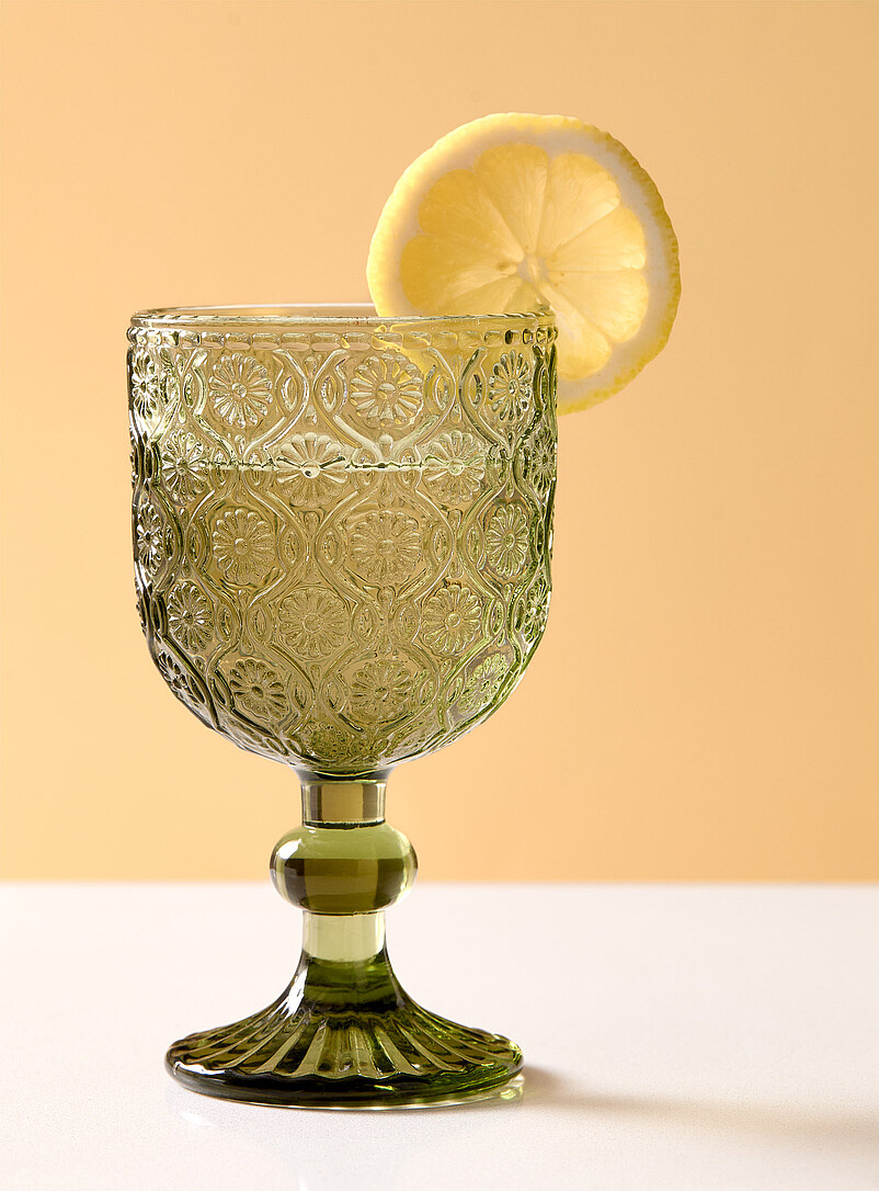 Embossed daisies wine glass product image (primary)