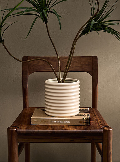 Wavy polished ivory ceramic planter