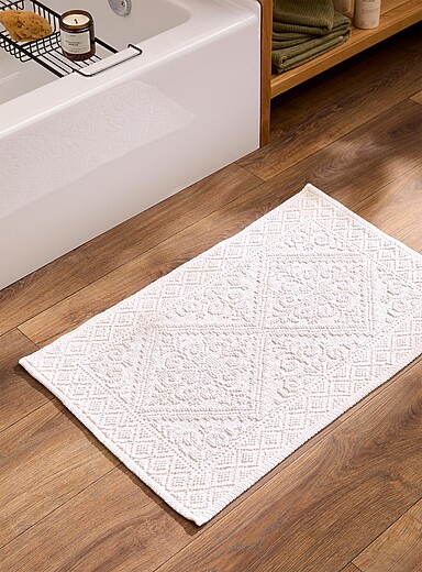 Le tapis de bain m&eacute;daillons floraux 50 x 80 cm