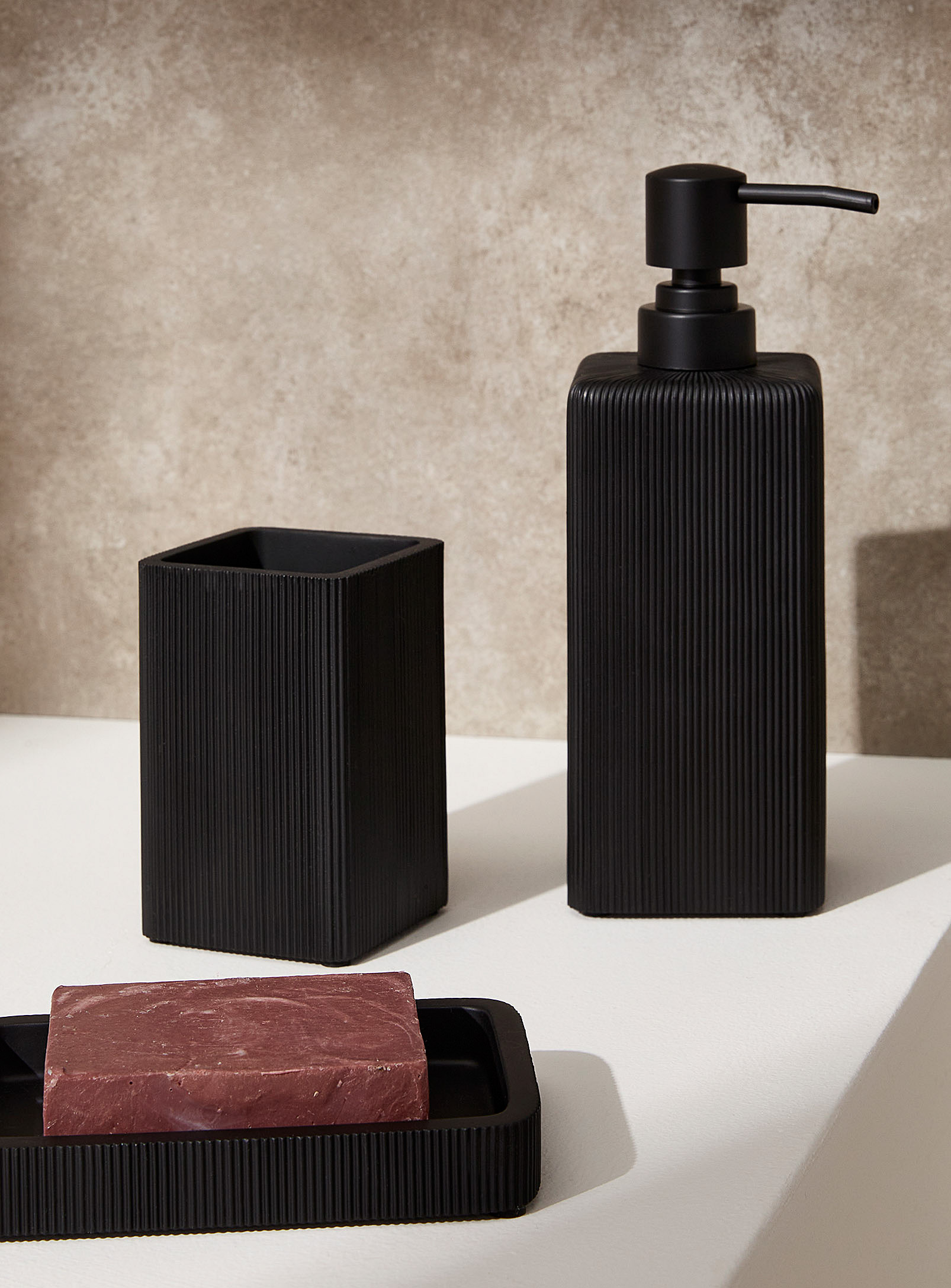Simons Maison - Textured black resin soap