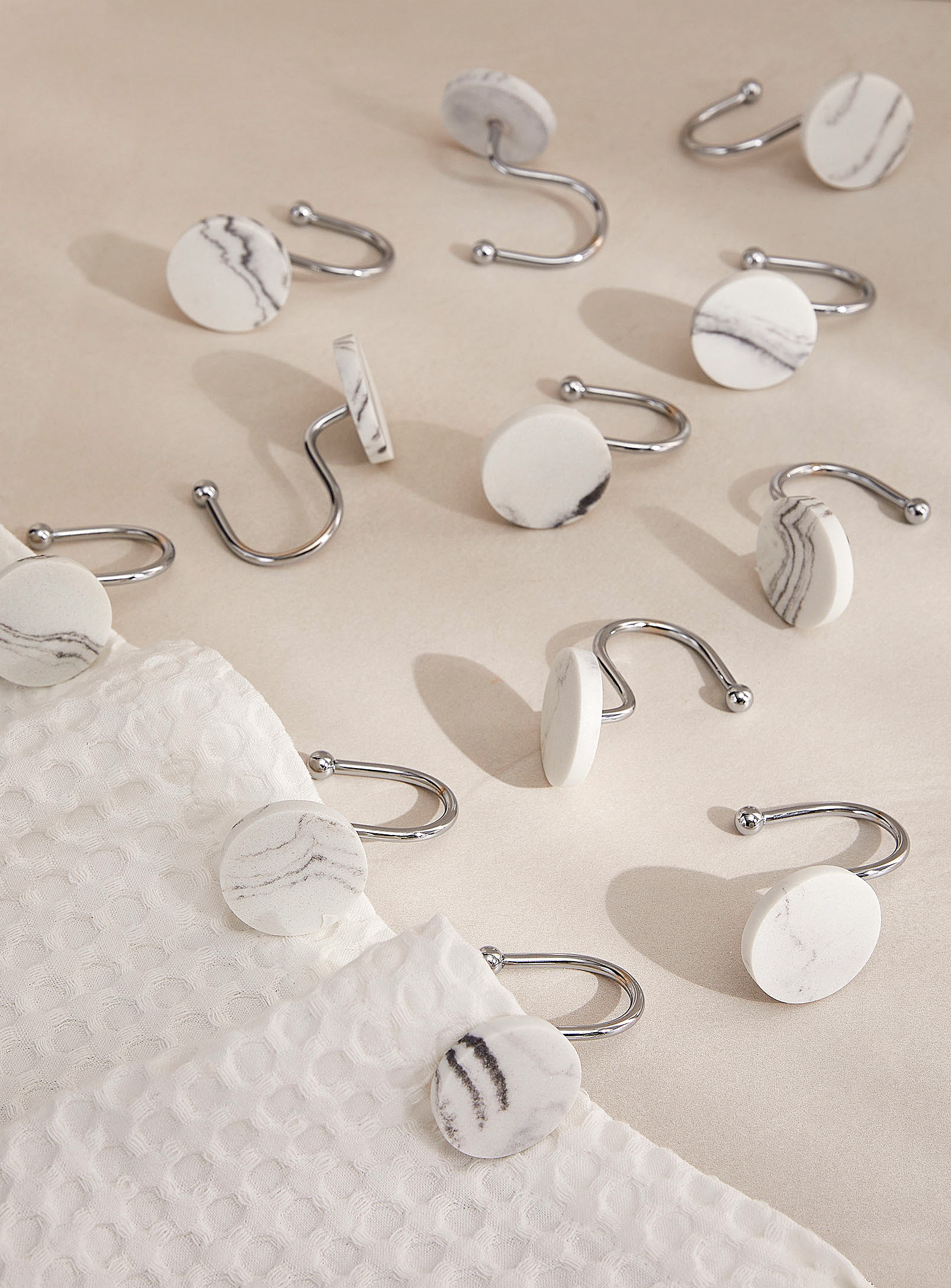 Simons Maison - Faux-marble disc shower hooks Set of 12