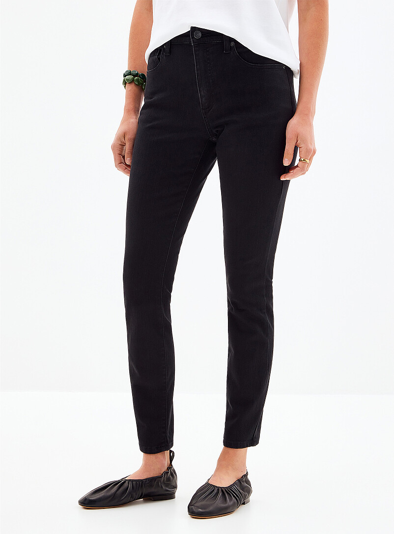 Yoga Jeans: Le jean Rachel noir <b>Coupe : jambe tr&egrave;s ajust&eacute;e, taille r&eacute;guli&egrave;re</b> Noir pour femme