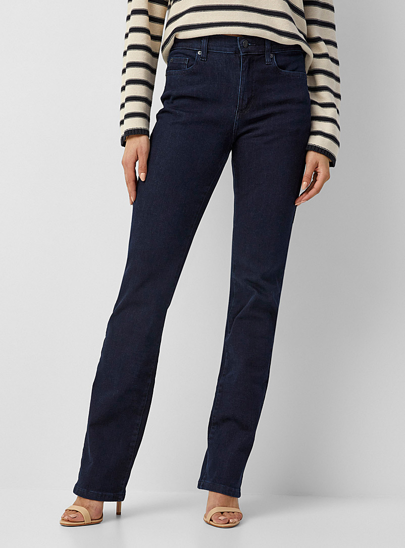 Yoga Jeans: Le jean Chloe indigo fonc&eacute; <b>Coupe : jambe droite, taille r&eacute;guli&egrave;re</b> Bleu fonc&eacute; - Indigo pour femme