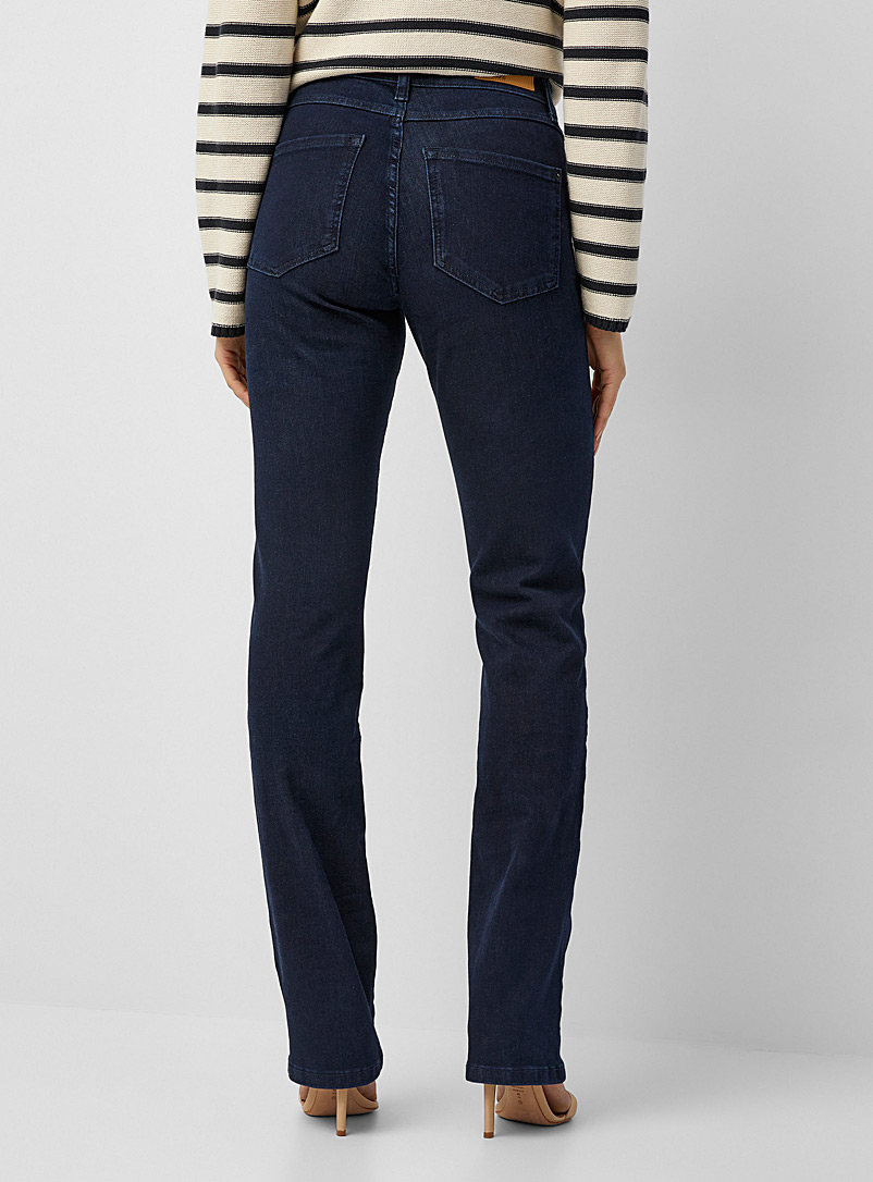 Yoga Jeans: Le jean Chloe indigo fonc&eacute; <b>Coupe : jambe droite, taille r&eacute;guli&egrave;re</b> Bleu fonc&eacute; - Indigo pour femme