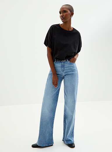 Le jean bleu p&acirc;le Lily <b>Coupe : jambe large, taille mi-haute</b>