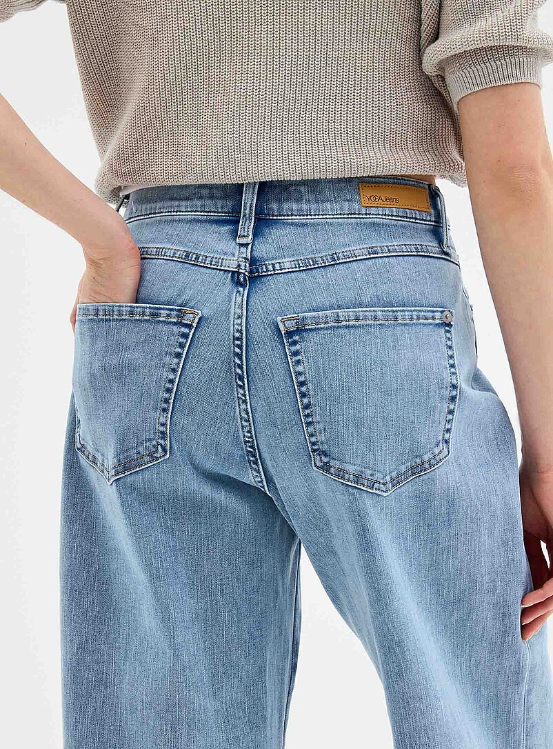 Lily raw-hem cropped jean Fit: Wide leg, mid rise product image 3