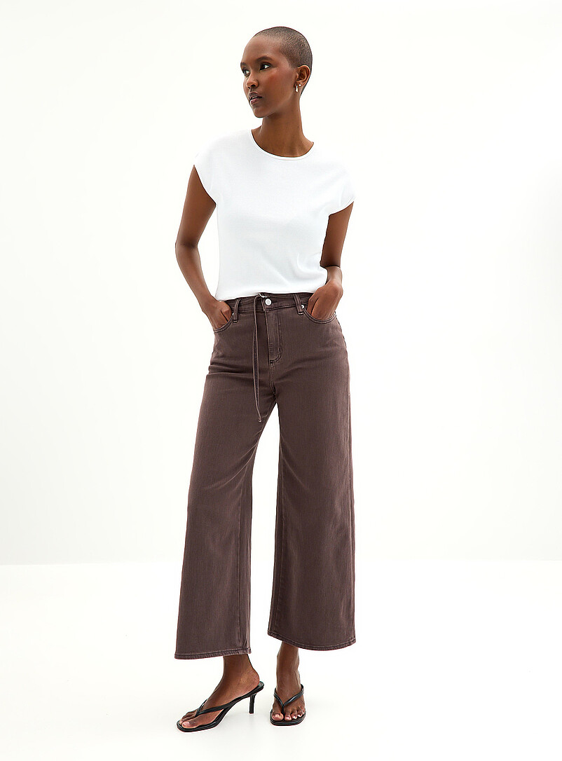 Lily Short cropped coloured jean Fit: Wide leg, mid rise product image (primary)