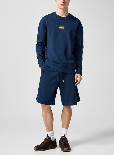 Versace Jeans Couture: Le bermuda molletonn&eacute; plaquette dor&eacute;e signature Bleu marine - Bleu nuit pour homme