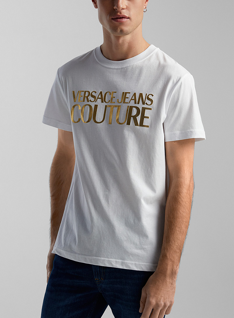 Versace Jeans Couture: Le t-shirt signature dorée Blanc à motifs pour homme
