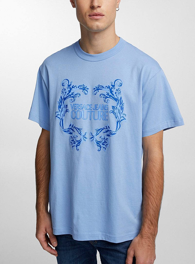 Versace Jeans Couture: Le tee-shirt logo baroque Bleu pâle - Bleu ciel pour homme