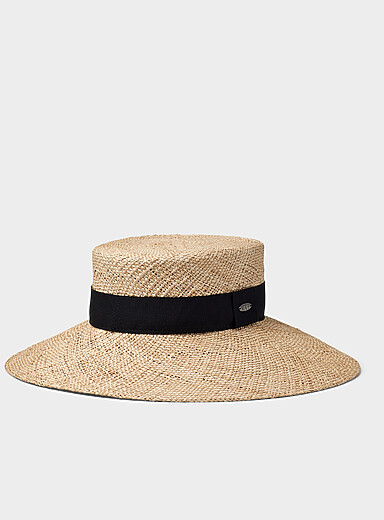 Le chapeau en raphia ruban noir