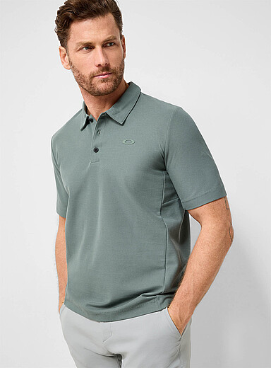 Le polo piqu&eacute; uni essentiel