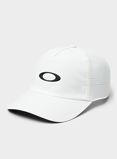 La casquette perforations strat&eacute;giques