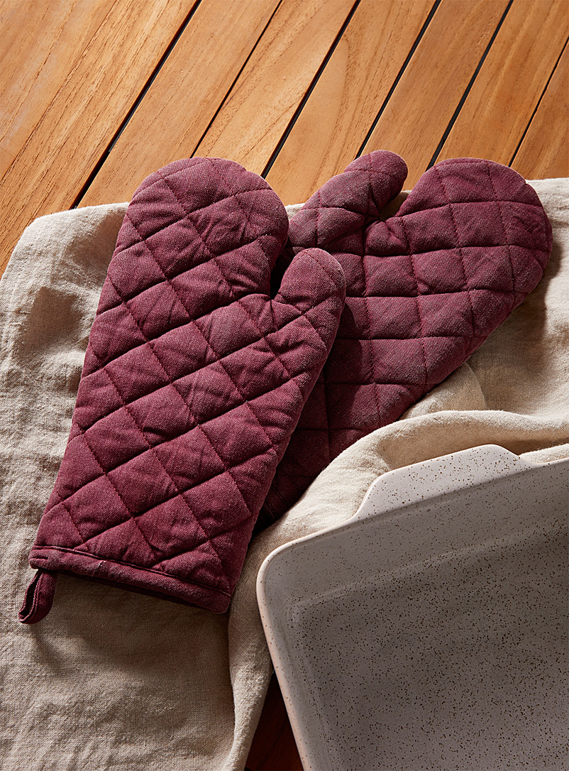 Danica Ruby Red Faded red oven mitts Set of 2
