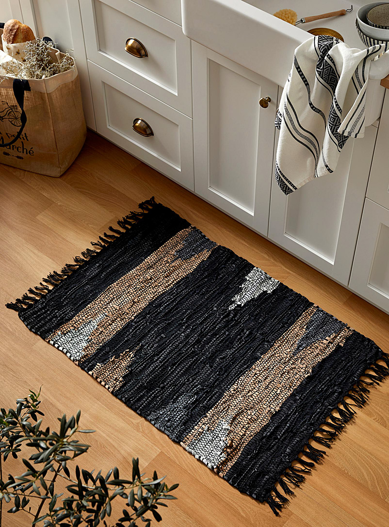 Danica: Le tapis chindi cuir revalorisé 61 x 92 cm Noir à motifs