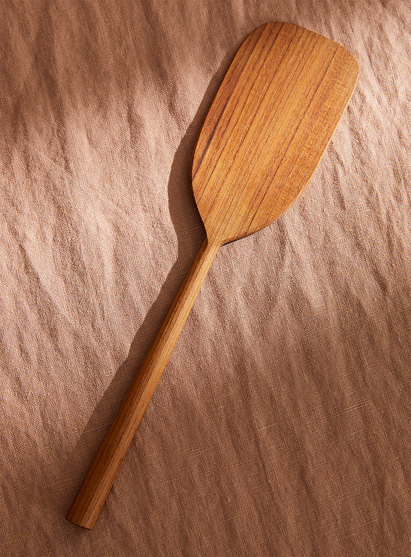 La spatule en bois de teck, Danica