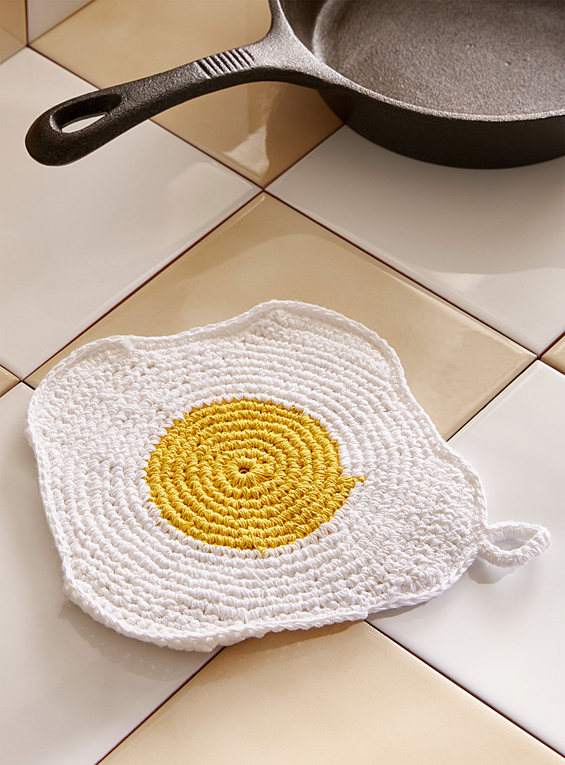 Danica White Fried egg crocheted trivet 20 x 20 cm