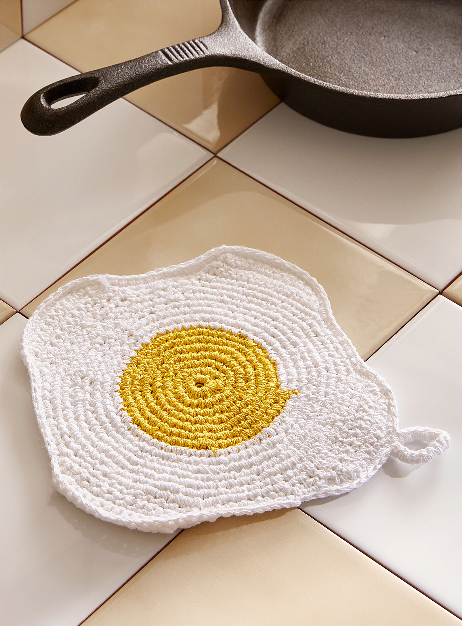 Danica - Fried egg crocheted trivet 20 x 20 cm