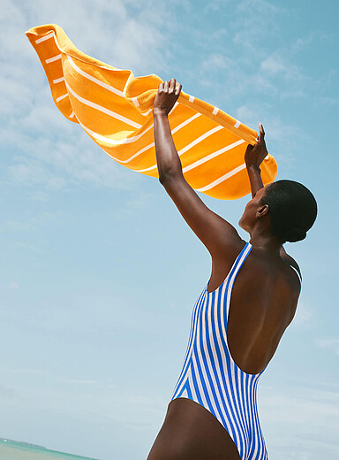 Thin-stripe organic cotton beach towel 86 x 160 cm <b>Live Outside exclusive collection</b>