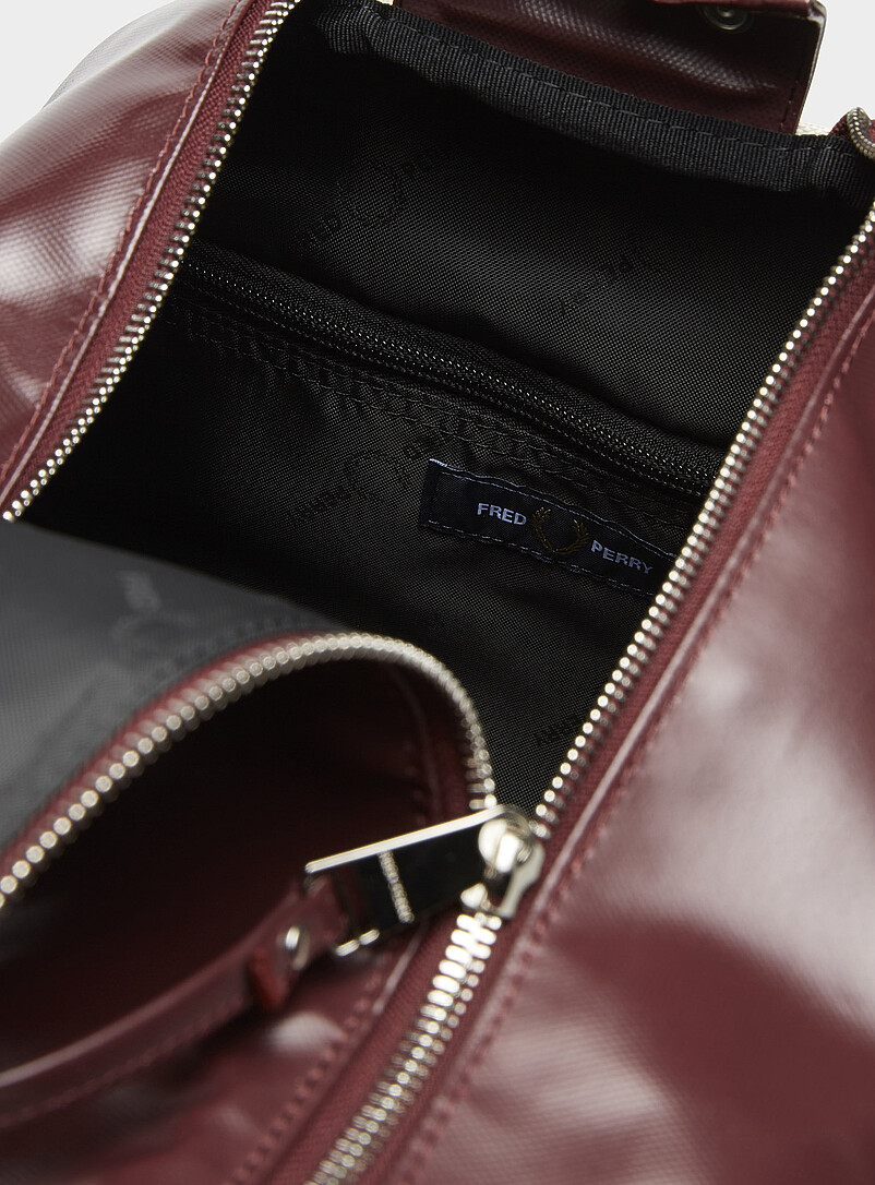 Fred Perry: Le sac de sport effet cuir deux tons Bourgogne pour homme