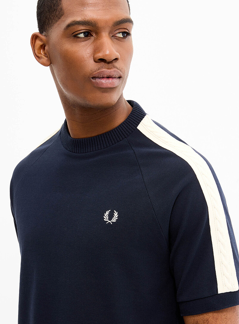 Fred Perry: Le t-shirt manches raglan en accent Bleu marine - Bleu nuit pour homme