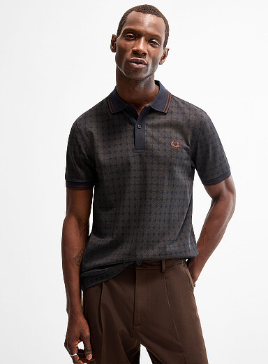 Le polo piqu&eacute; motif g&eacute;o
