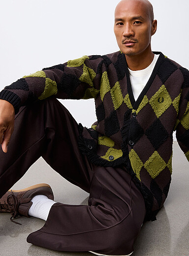 Fred Perry: Le cardigan losanges textur&eacute;s Brun &agrave; motifs pour homme