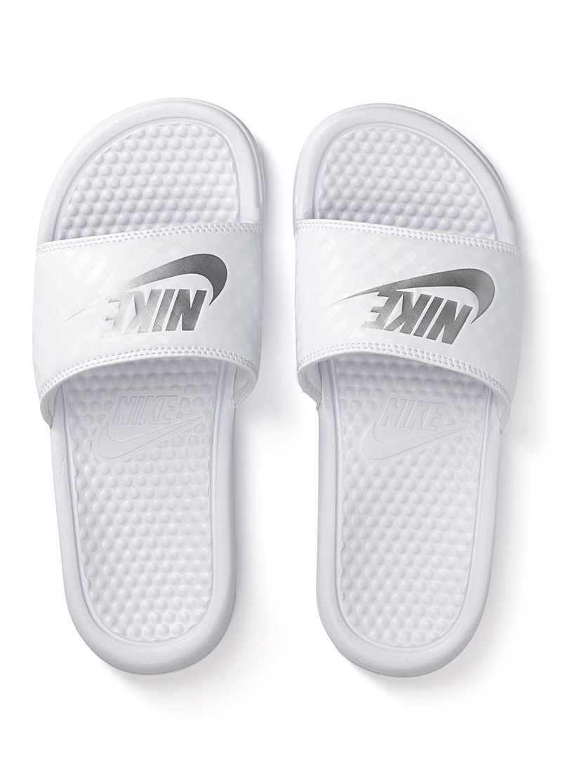 Nike: La sandale slide Benassi Femme Blanc pour femme