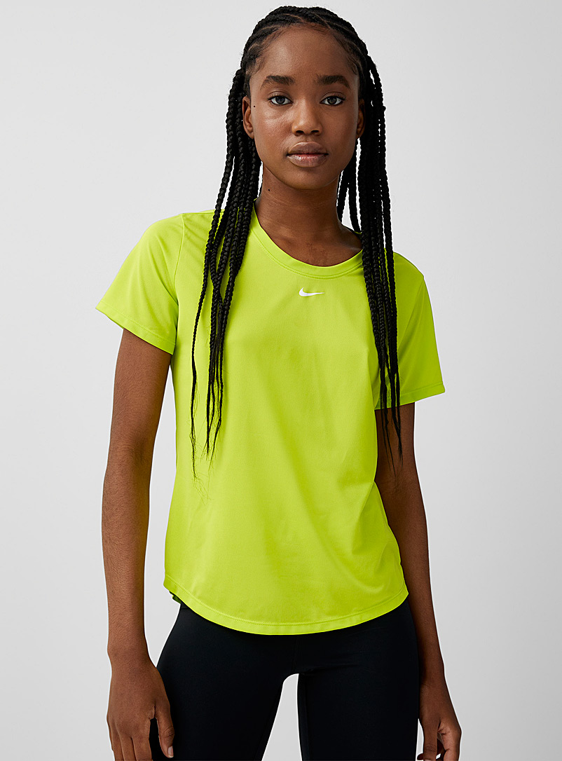 Nike: Le t-shirt poids plume NK One Jaune vif-canari pour femme