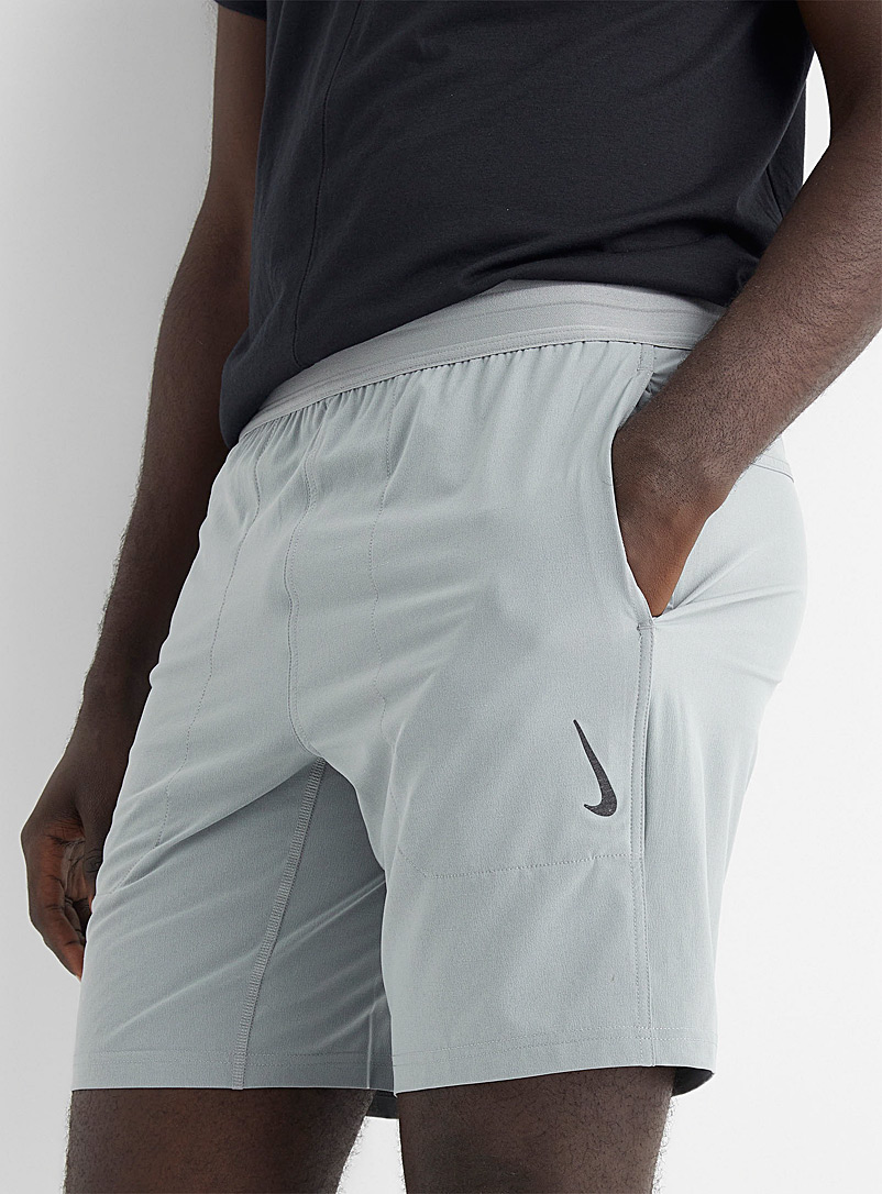 Nike: Le short extensible Yoga Dri-Fit Charbon pour homme
