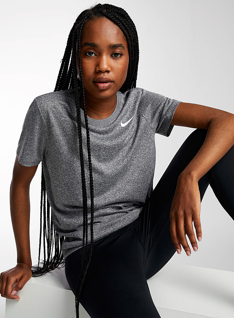 Nike: Le t-shirt Nike Legend Charbon pour femme