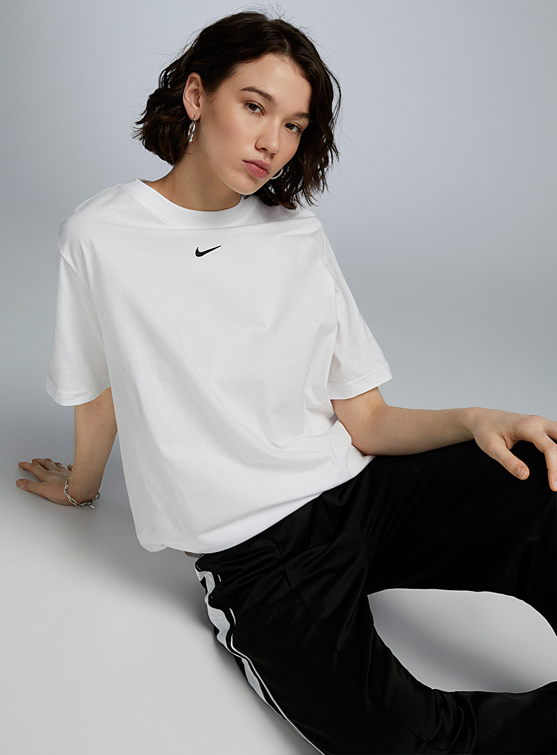 Nike: Le t-shirt ample logo centré Blanc pour femme