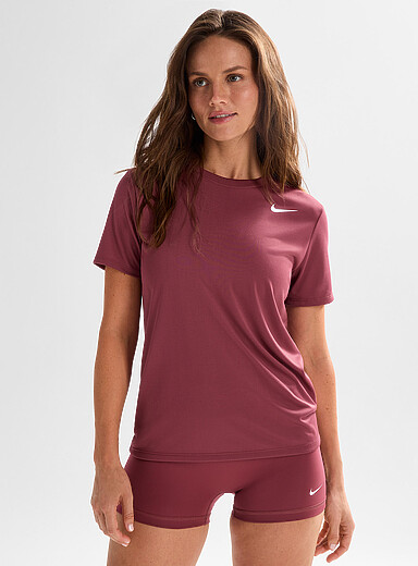Nike: Le t-shirt Nike Legend Rouge cerise pour femme