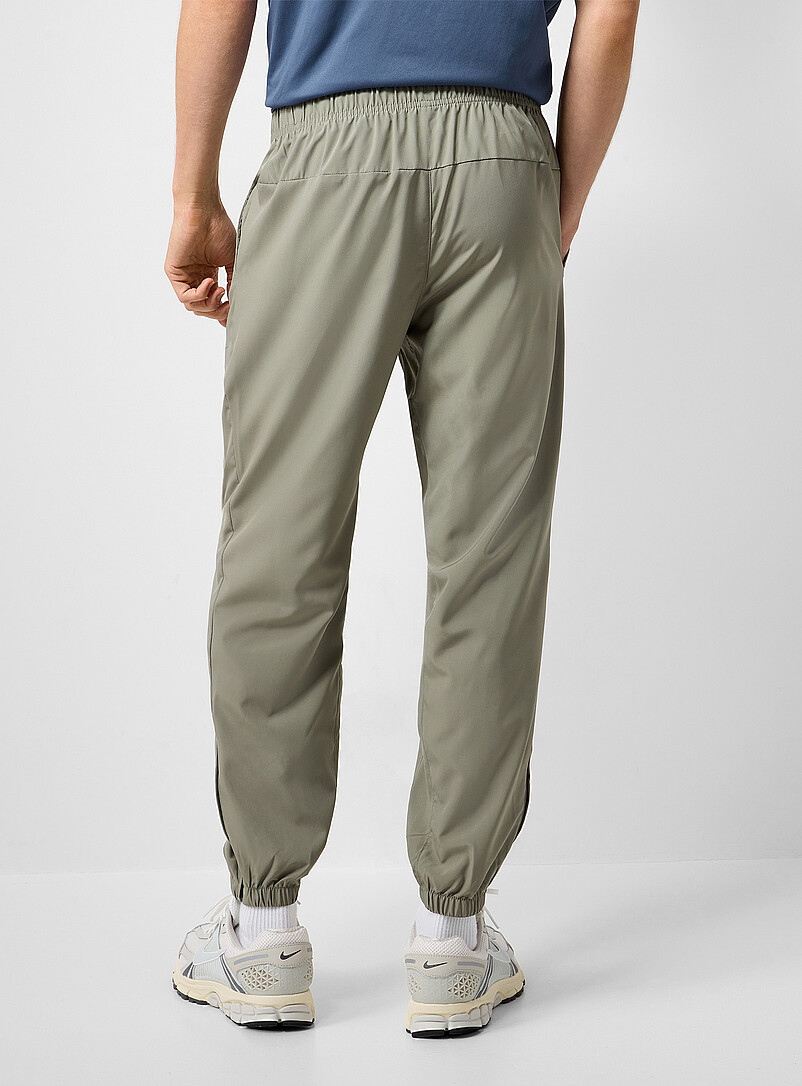 Form lightweight fabric jogger | Nike | Men's Sport Pants | Simons