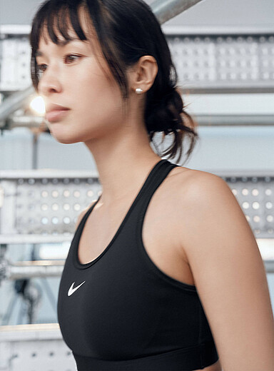 Le soutien dos nageur Swoosh Maintien mod&eacute;r&eacute; &agrave; &eacute;lev&eacute;