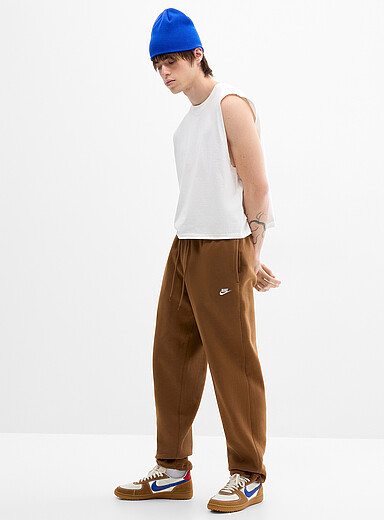 Nike: Le pantalon molletonn&eacute; Sportswear Club <b>Coupe droite</b> Brun pour homme