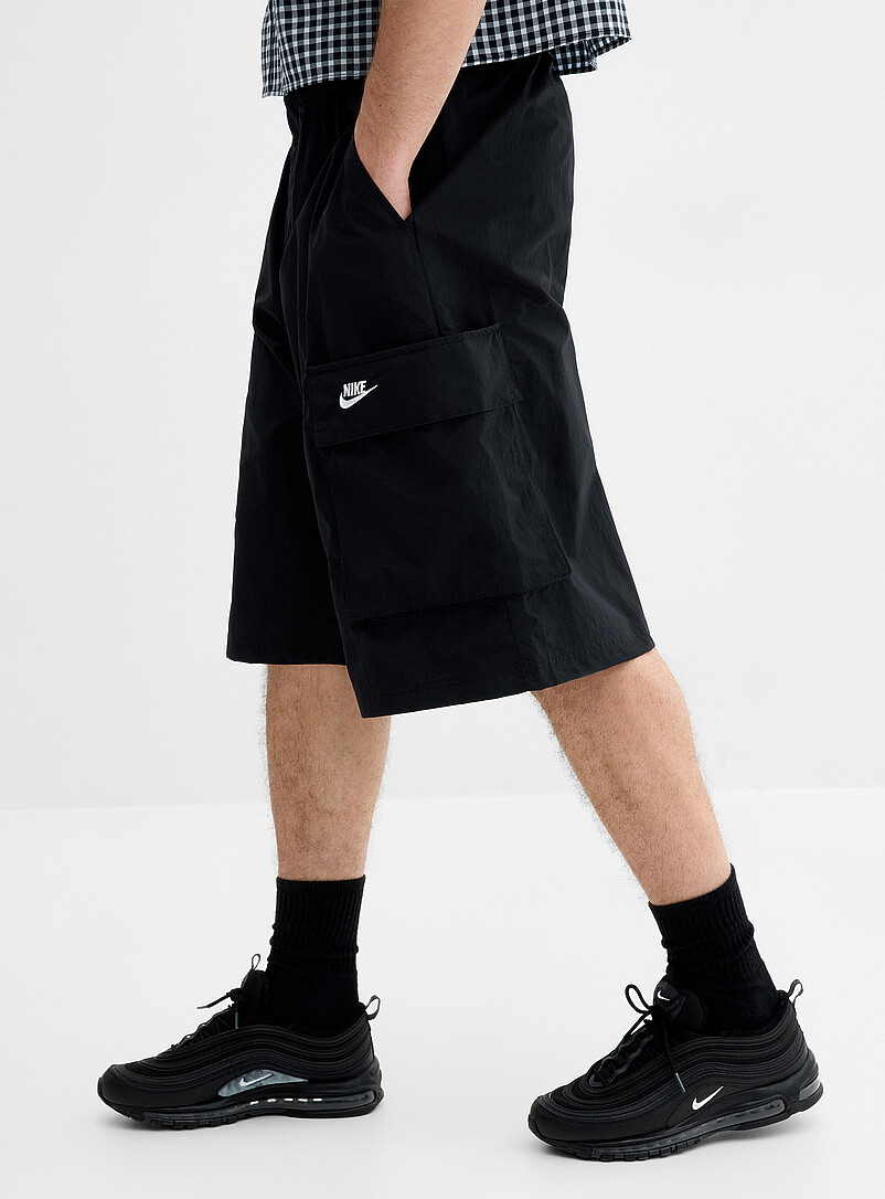 Nike: Le bermuda cargo parachute <b>Coupe sudimensionn&eacute;e</b> Noir pour homme